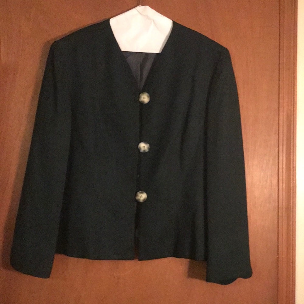 Hunter green 100% silk full skirt and suit jacket w/tortoise shell buttons
